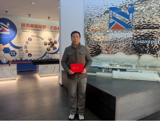 营口辽河经济开发区党工委、工会委员会对我公司老党员和一线员工进行慰问。